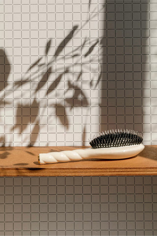 N.01 Large Shine & Care Hair Brush: Creamy White