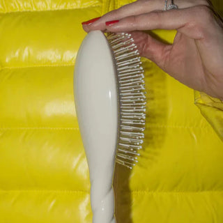 N.04 Large Massage & Detangling Hair Brush: Creamy White